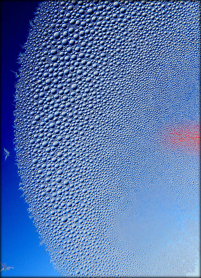 На иллюминаторе часто бывают такие и подобные образования. Справа немного видно крыло самолета. На иллюминаторе часто бывают такие и подобные образования. Справа немного видно крыло самолета.