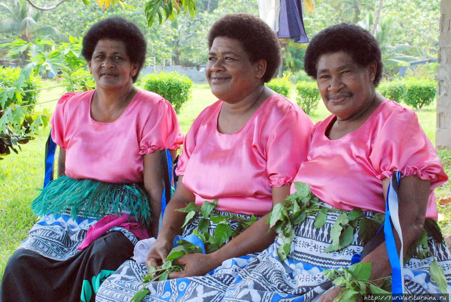 Женщины деревни Муайра в современных праздничных нарядах Остров Дравака, Фиджи