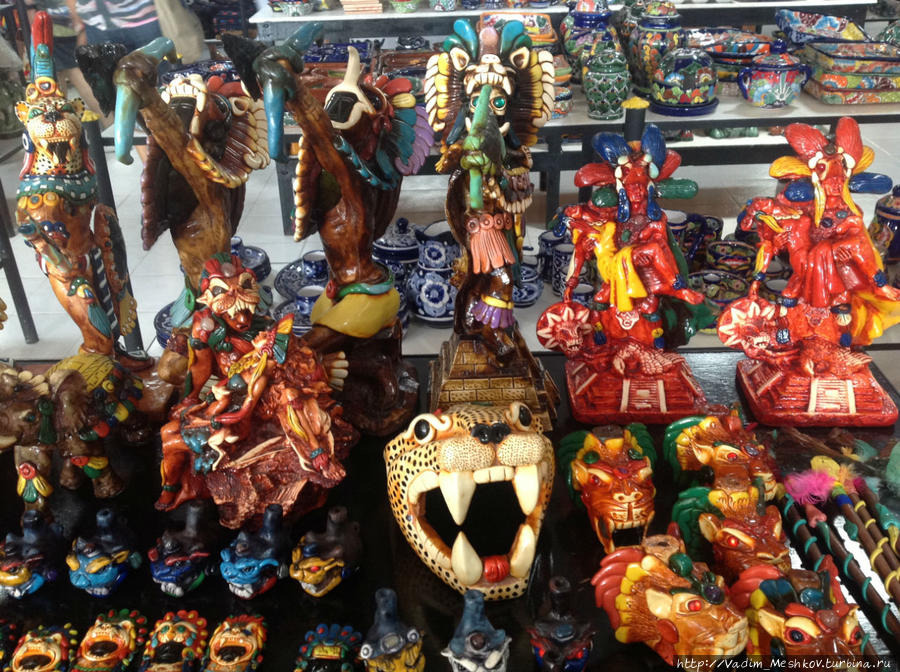 Сувениры в магазине, расположенном недалеко от Археологической Зоны. Эк-Балам, Мексика