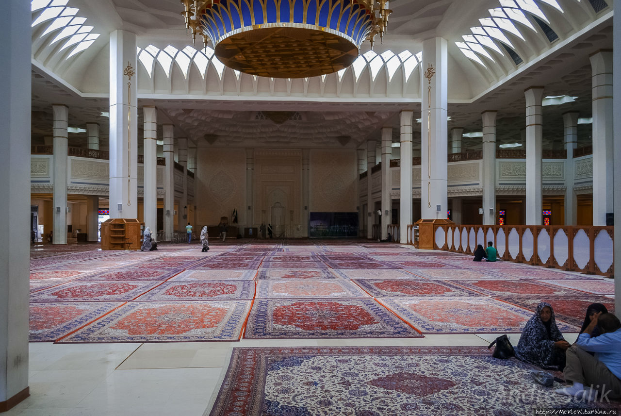 Зеркальная мечеть-мавзолей Шах-Черах Шираз, Иран