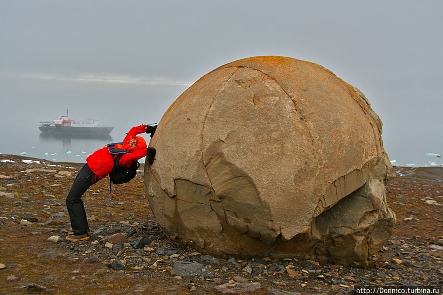 Мальчик на шаре Земля Франца-Иосифа архипелаг, Россия