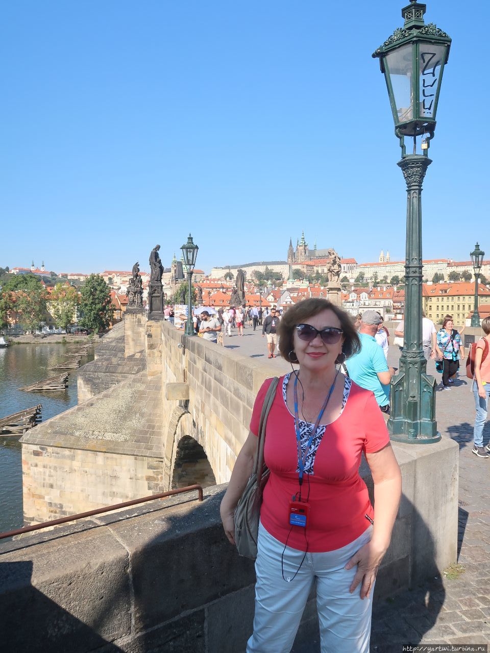 Фотография на память о Карловом мосте недалеко от Восточной мостовой башни в направлении к Пражскому граду. Прага, Чехия