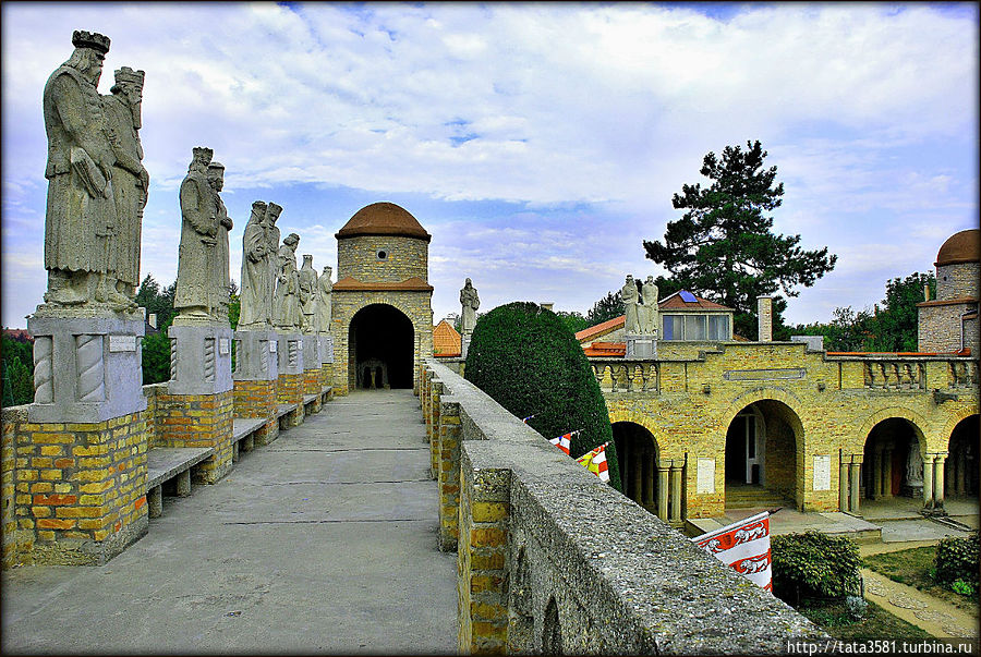 На галлереи верхнего этажа находятся скульптуры венгерских королей, выстроившиеся в ряд по периметру крепостных стен. На галлереи верхнего этажа находятся скульптуры венгерских королей, выстроившиеся в ряд по периметру крепостных стен.