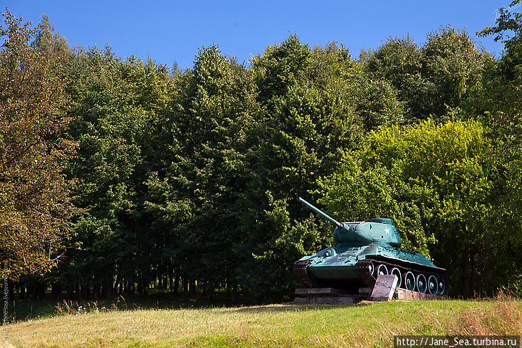Памятник, танк Т-34/85, у