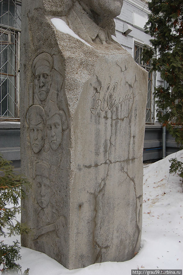 Памятник Симонову К.М. Саратов, Россия