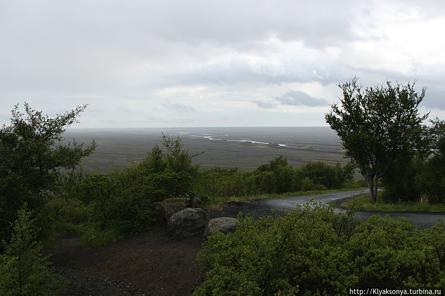 Сюда можно и на машине заехать, но на середине пути дорога уходит в сторону Сюда можно и на машине заехать, но на середине пути дорога уходит в сторону