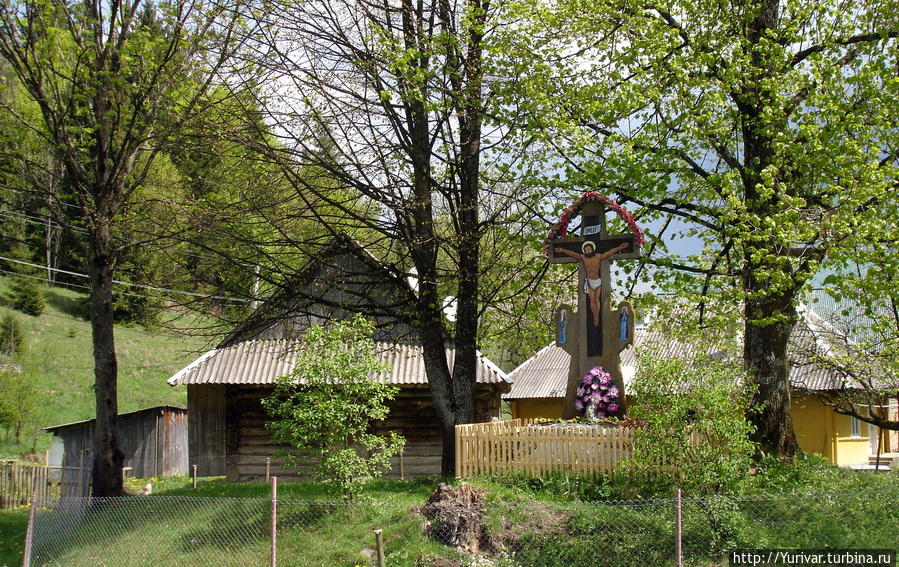 Местные жители очень набожны и у многих домов стоят такие кресты или небольшие часовенки. Украина