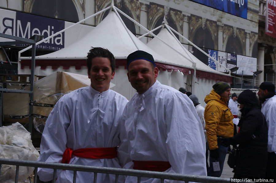 и участники тоже.Это парни, которые на своих плечах чуть позже понесут самых красивых девушек Венеции в шествии 12 Марий. и участники тоже.Это парни, которые на своих плечах чуть позже понесут самых красивых девушек Венеции в шествии 12 Марий.