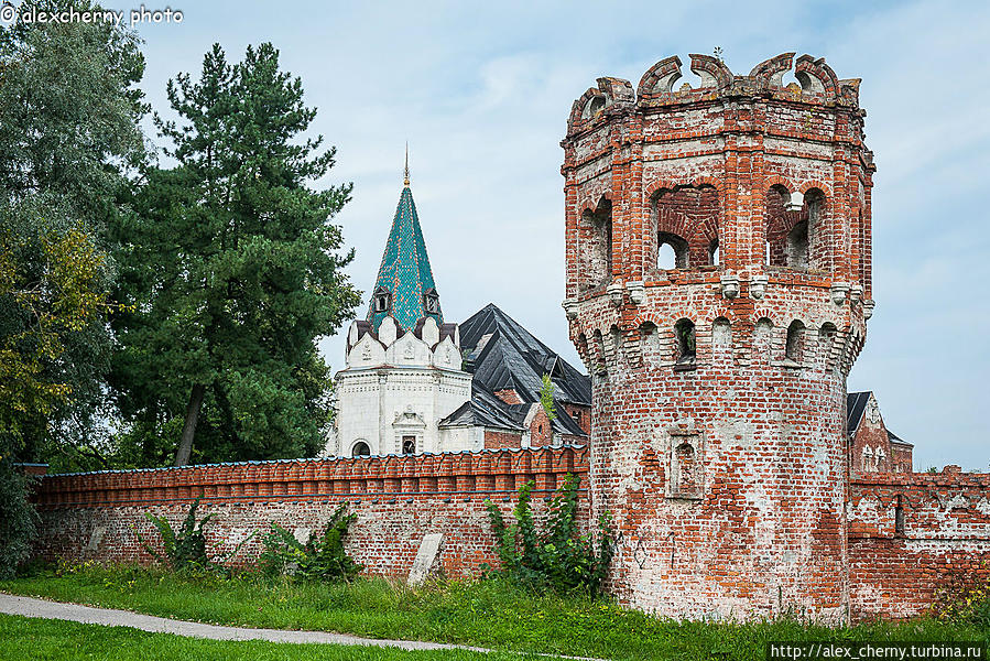Южная башня крепостной стены.
Похожа на башни Ново-Девичьего монастыря в Москве Пушкин, Россия