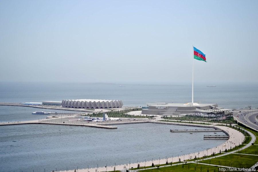 Бакинский хрустальный зал, построен для проведения в нем в 2012 году конкурса «Евровидения». Зал расположен на площади государственного флага. Баку, Азербайджан