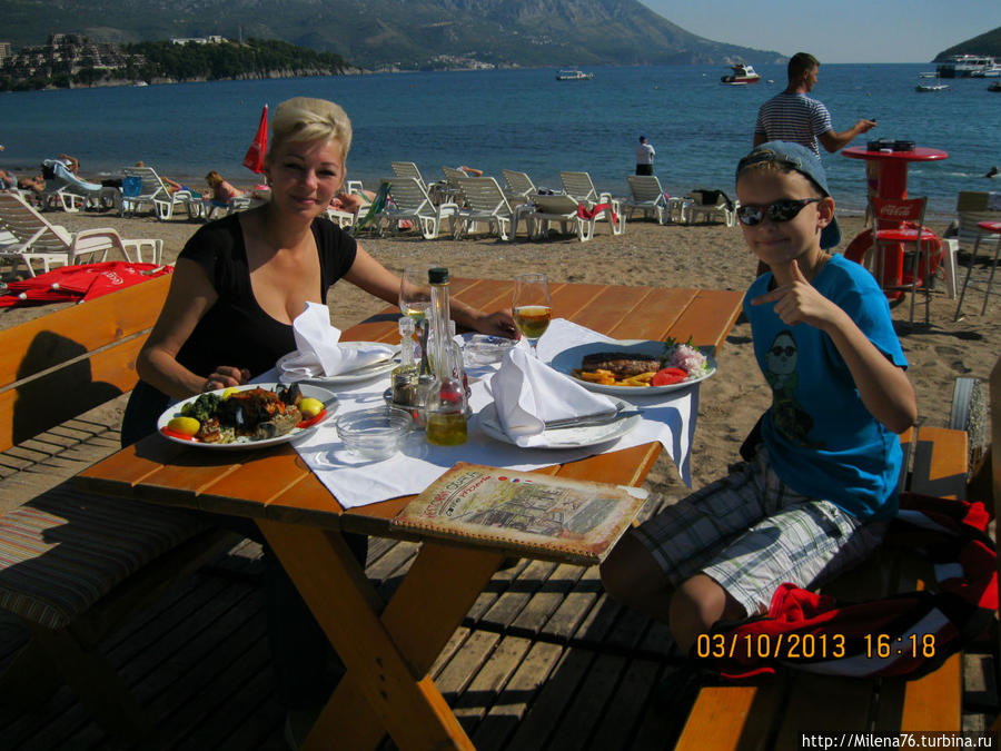 У ресторана есть столики вдоль пляжа Будва, Черногория
