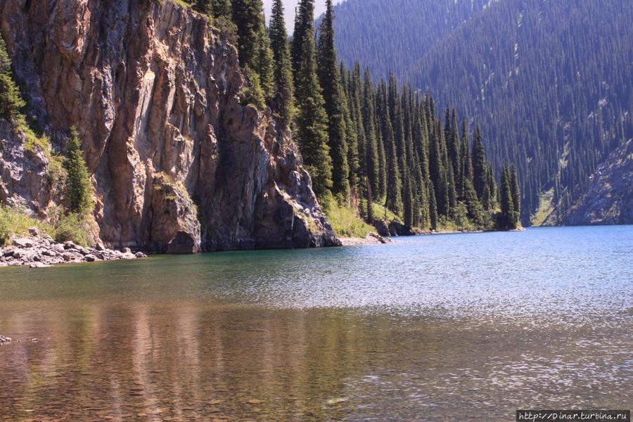 Скалистый берез озера Кольсай. Кольсайские Озера Национальный Парк, Казахстан