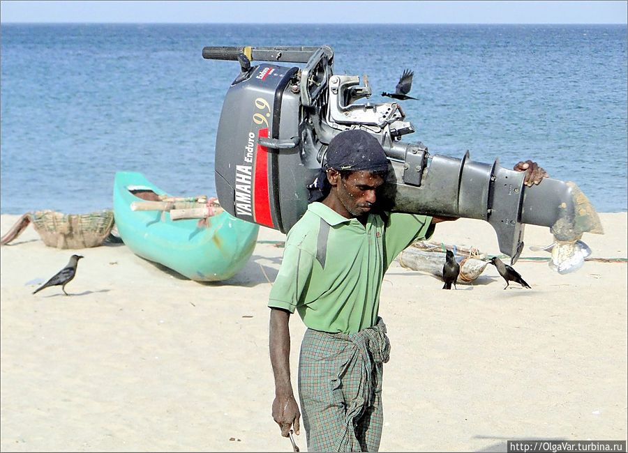 Есть свои проблемы и у тех, кто лодки обслуживает. Каждый раз мотор снимают с борта, чтобы на сторону не ушел Есть свои проблемы и у тех, кто лодки обслуживает. Каждый раз мотор снимают с борта, чтобы на сторону не ушел