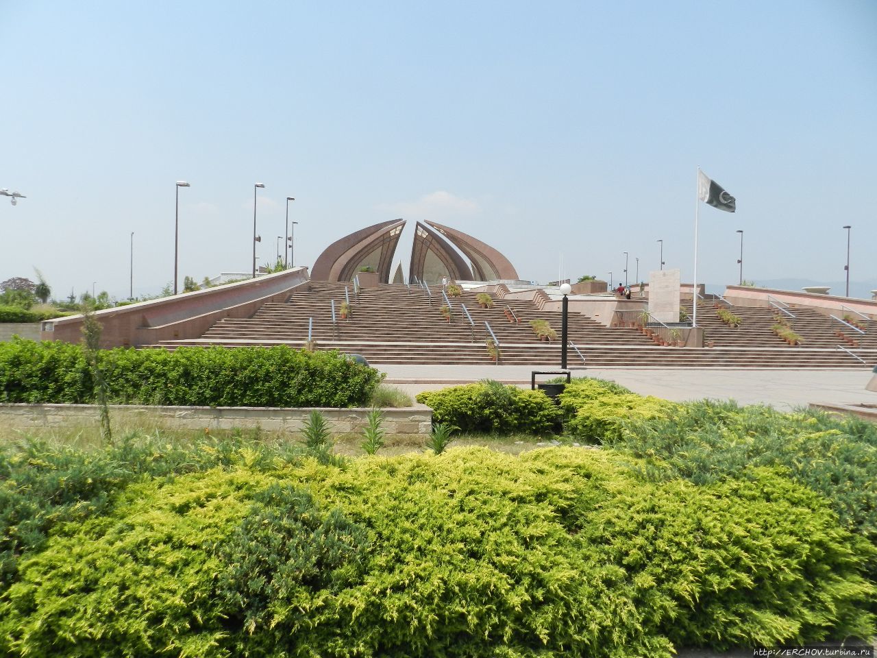 Пакистан. Ч — 13. Беназир Бхутто и Пакистанский Монумент Исламабад, Пакистан