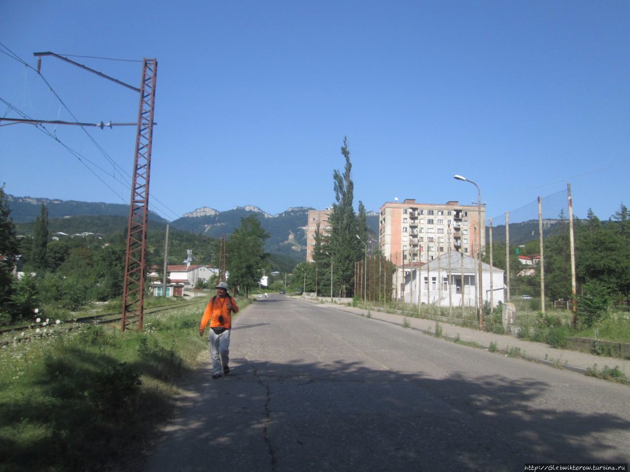 Прогулка к шахте и мосту через реку Ткибулу Ткибули, Грузия