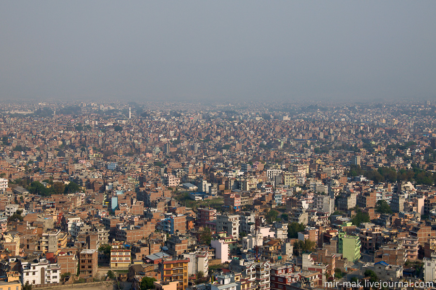 Отсюда видны реальные масштабы этого огромного древнего города. Катманду, Непал