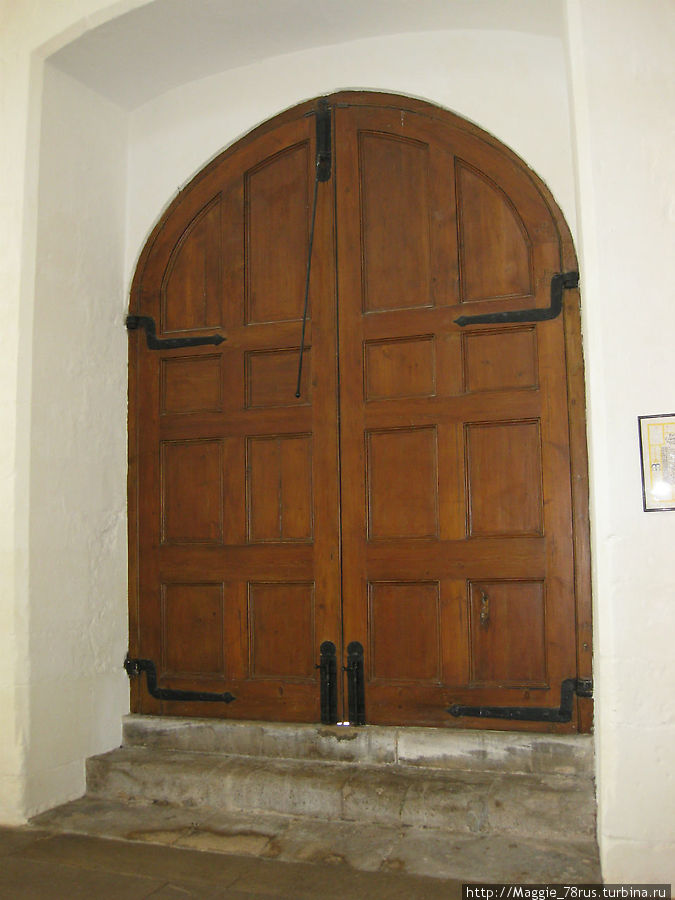 Переход из церкви в колледж был за этой дверью Андл, Великобритания