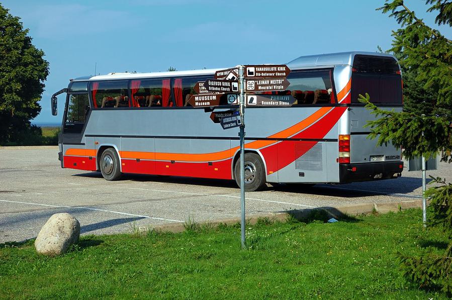 Туристический автобус и указатель достопримечательностей Муствеэ, Эстония