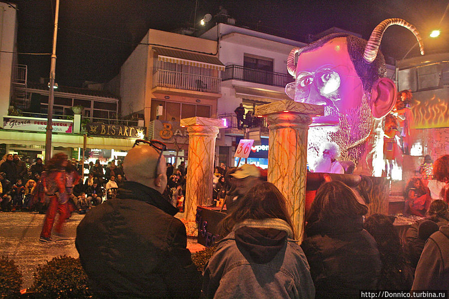 но когда еще на главной улице небольшого городка увидишь такое? но когда еще на главной улице небольшого городка увидишь такое?