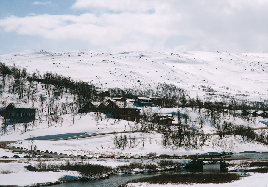 И неожиданно появился снег. Я не особо следил за перепадом высот, но как оказалось мы проезжали какой-то горнолыжный курорт, всё как положено — подъемники, ратраки, склоны, правда людей не было. И неожиданно появился снег. Я не особо следил за перепадом высот, но как оказалось мы проезжали какой-то горнолыжный курорт, всё как положено — подъемники, ратраки, склоны, правда людей не было.