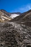 Дорога в кратеры Мутновского не самая приятная, сюда сползает, всё что есть на  склонах: грязь, снег, камни...