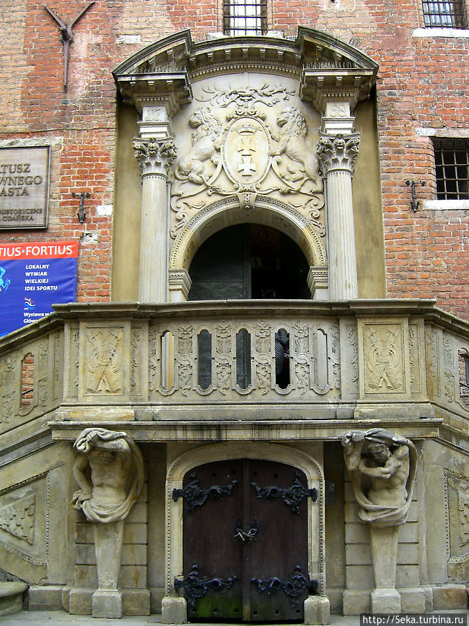 Вход в ратушу очень красиво оформлен. Вход в ратушу очень красиво оформлен.