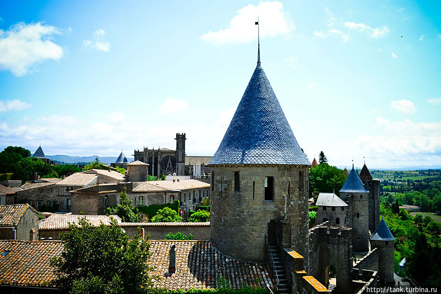 Поднялись по внутренней лестнице на галереи, с которых открывается вид на Башню Правосудия, датируемую XIII веком, сегодня в ней хранятся архивы инквизиции. Чуть дальше находится собор, возведенный в романском и готическом стиле. Поднялись по внутренней лестнице на галереи, с которых открывается вид на Башню Правосудия, датируемую XIII веком, сегодня в ней хранятся архивы инквизиции. Чуть дальше находится собор, возведенный в романском и готическом стиле.