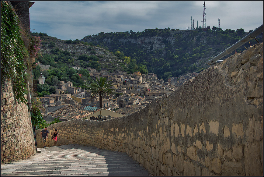 Город, разделенный пополам... Модика, Италия Город, разделенный пополам... Модика, Италия