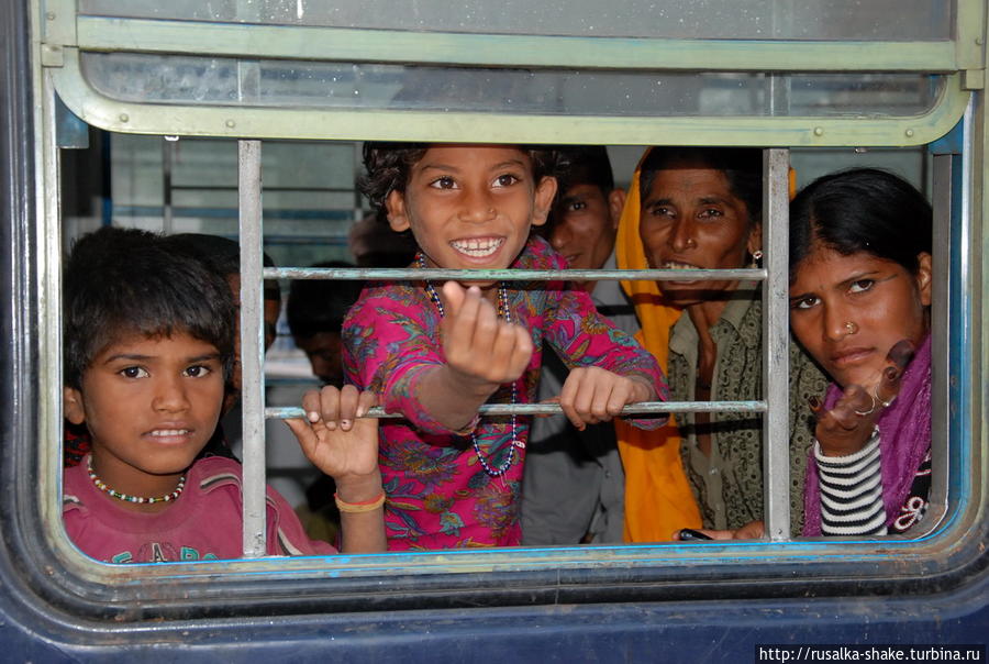Бандюки в окнах Дауса, Индия