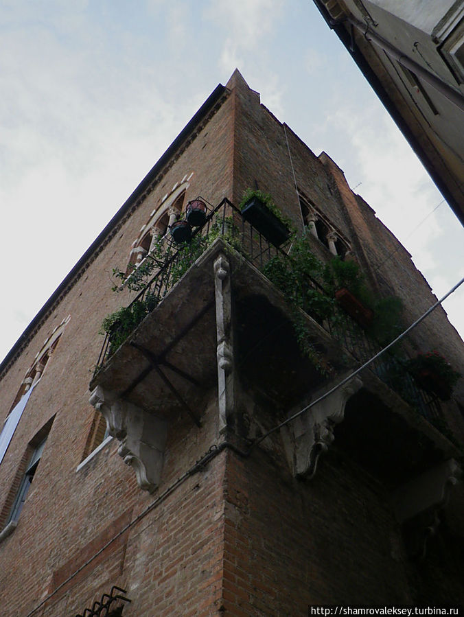 Мантуя. По улицам и площадям старинного города Мантуя, Италия Мантуя. По улицам и площадям старинного города Мантуя, Италия