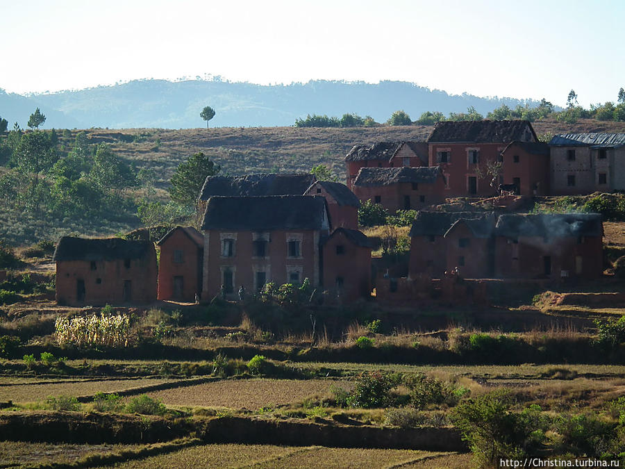 Типичный вид мадагаскарских глиняных домов вдоль национальной трассы N7 Провинция Антананариву, Мадагаскар