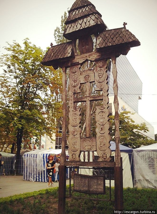 Время основания Кишинева точно неизвестно. Впервые упоминается в грамоте молдавского господаря Александра 1420 года под именем хуторов Кишноврзарева монастыря на реке Бык. В XVII веке Кантемир упоминает о существовании селения Время основания Кишинева точно неизвестно. Впервые упоминается в грамоте молдавского господаря Александра 1420 года под именем хуторов Кишноврзарева монастыря на реке Бык. В XVII веке Кантемир упоминает о существовании селения