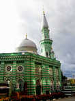 На углу улиц Осинской и Монастырская расположилась Соборная мечеть. Ее в 1903 году возвели по проекту архитектора А.И. Ожегова.