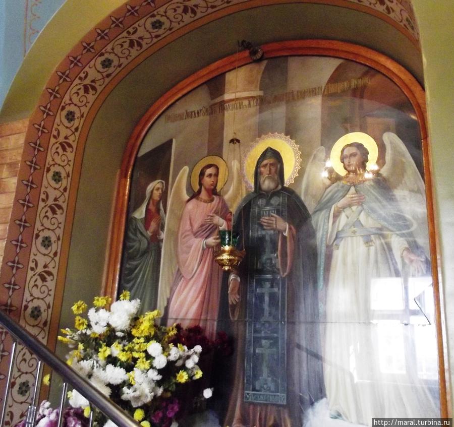 Преподобный Иов Почаевский с ангелами открывает галерею святых угодников в коридоре Пещерной церкви Почаев, Украина