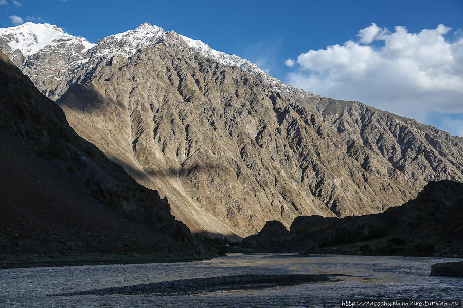 Из-за горы показался Сипонж. Вообще, долина Бартанга это на самом деле весьма узкое ущелье. Насколько я понял значение самого слова Бартанг на местном языке это именно Высокое ущелье. Горно-Бадахшанская область, Таджикистан