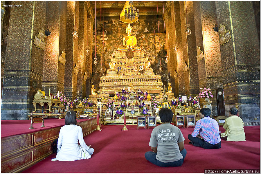 Особая привлекательность всех тайских городов — это чрезвычайно богатые храмы. Здесь главенствует позитивный золотой цвет, часто можно увидеть гирлянды из цветов, обильные приношения в виде фруктов. Ничего подобного, к примеру, в Китае, я не видел. Тайские храмы какие-то роскошные, а китайские — наоборот предельно сдержанные. К тому же что очень важно для меня, как для фотографа, здесь почти никогда нет запрета на съемку в храмах. Тайцы — довольно открытый народ...
- Бангкок, Таиланд