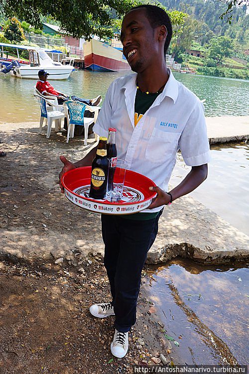 Официант на пляже Кибюи, Руанда