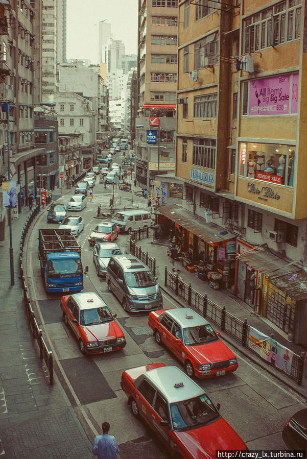 Самый часто встречающийся цвет гонконгских такси — красный. Зелёные такси используются в районе Новых Территорий, а синие — на островах Лантау. Гонконг