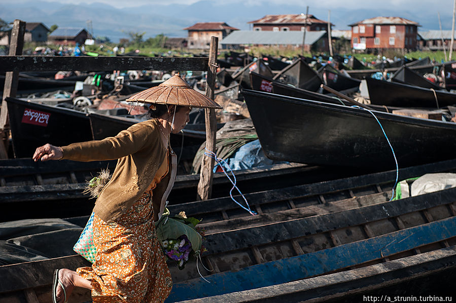 Рынок на воде Озеро Инле, Мьянма Рынок на воде Озеро Инле, Мьянма