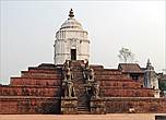 Еще одно удивительно стройное сооружение — белоснежный храм Фасидега, посвященный богу Шиве