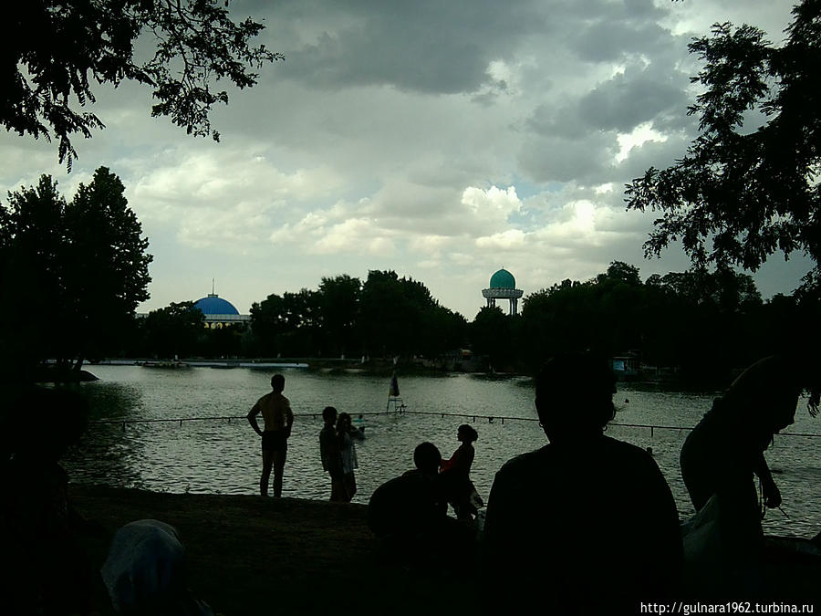 набежали тучи, задул сильный ветер Ташкент, Узбекистан набежали тучи, задул сильный ветер Ташкент, Узбекистан