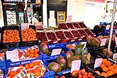 …а по выходным, с утра собирается фруктово-овощной рынок.