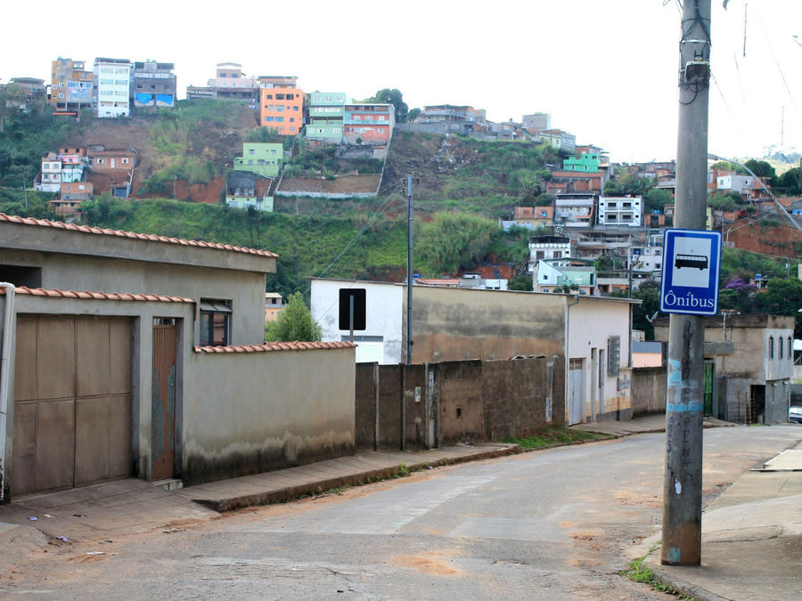 Путь на вершину проходит по таким вот улицам, изредка туда поднимаются и автобусы, но реальной необходимости в них нет Жуис-де-Фора, Бразилия