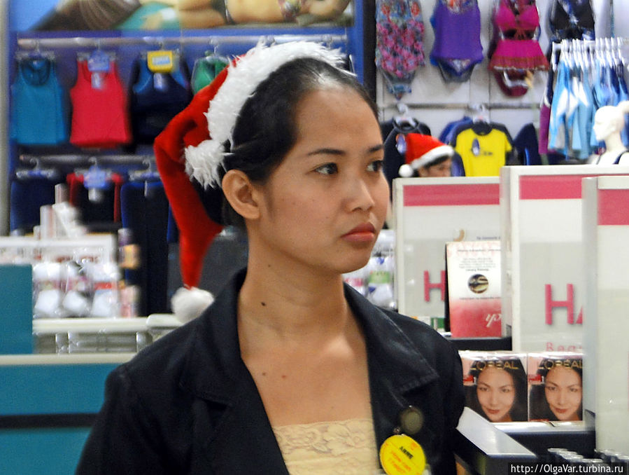 *Заглянули ненадолго в огромный торговый центр. Был еще ноябрь, но головы всех продавщиц украшали новогодние шапочки Легаспи, Филиппины
