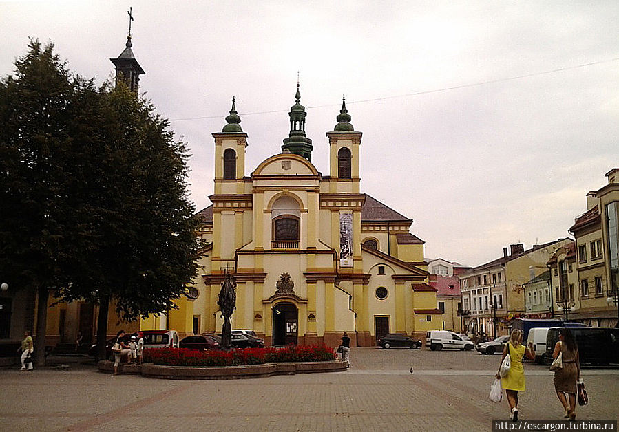Бывший костел Пресвятой Девы Марии(1703г.) является одним из наиболее ценных памятников архитектуры Ивано-Франковска. Он был возведен в качестве усыпальницы семьи Потоцких. Интерьер храма оформлен фресками А. Фабянского. Во времена СССР костел был закрыт. Сегодня здесь находится Художественный музей. Бывший костел Пресвятой Девы Марии(1703г.) является одним из наиболее ценных памятников архитектуры Ивано-Франковска. Он был возведен в качестве усыпальницы семьи Потоцких. Интерьер храма оформлен фресками А. Фабянского. Во времена СССР костел был закрыт. Сегодня здесь находится Художественный музей.