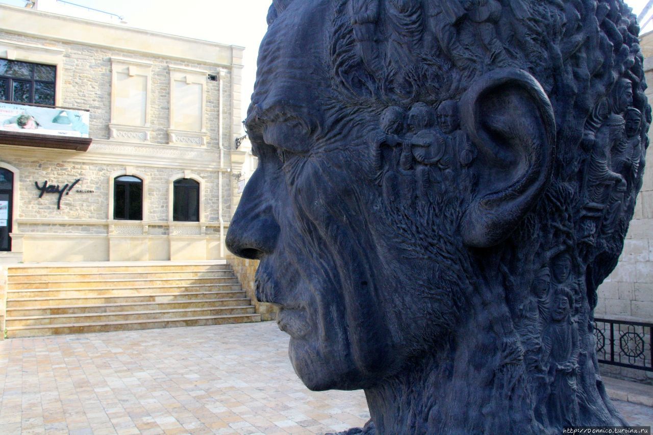 Памятник Алиаге Вахиду Баку, Азербайджан Памятник Алиаге Вахиду Баку, Азербайджан