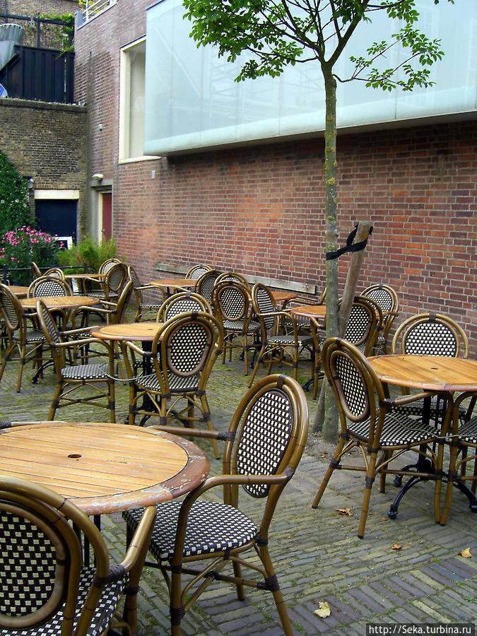 Одно из многочисленных кафе города Делфт, Нидерланды
