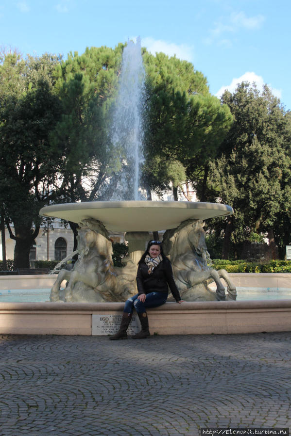 Фонтан в парке Федерико Филлини Римини, Италия