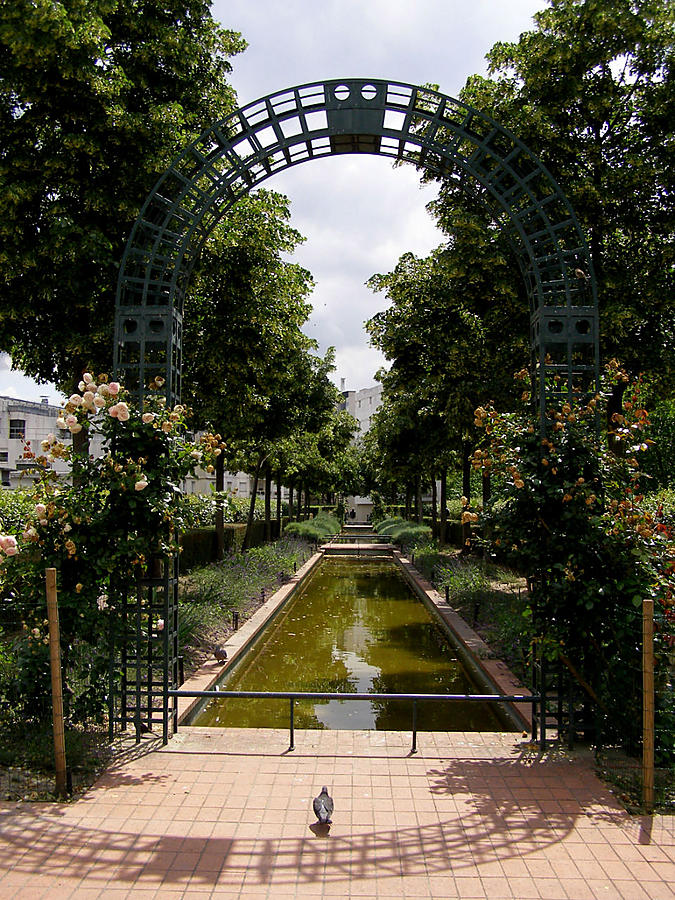 Одной из частей парка является канал с утками, липами и лавандой. 
Кстати, в начале парка бамбук создает собственные арки — так называемый эффект берсо, когда деревья сплетаются кронами, создавая живые крытые галереи. Париж, Франция
