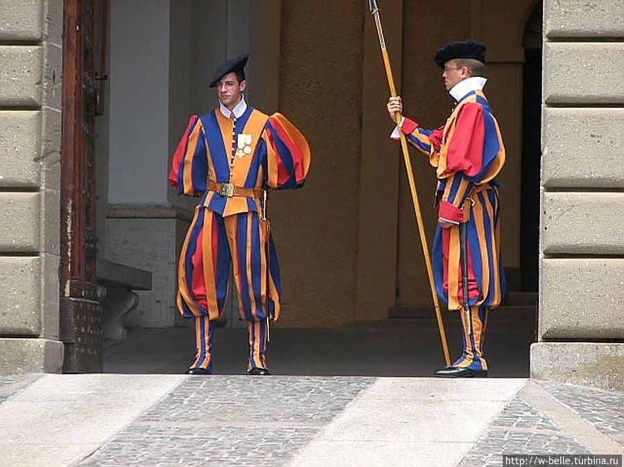 Кастель — Гандольфо — это территория государства Ватикан. Здесь все по серьезному и даже красавцы — гвардейцы те же. Кастель — Гандольфо — это территория государства Ватикан. Здесь все по серьезному и даже красавцы — гвардейцы те же.